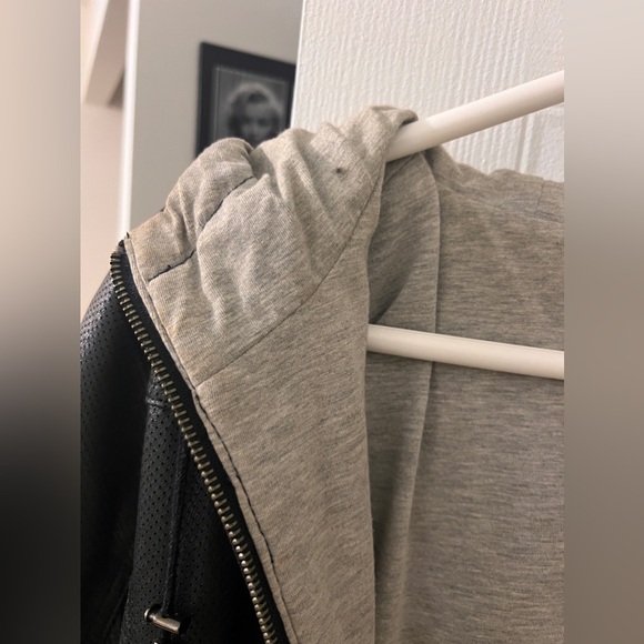 Mint condition leather jacket with a hoodie like inside - Picture 7 of 12
